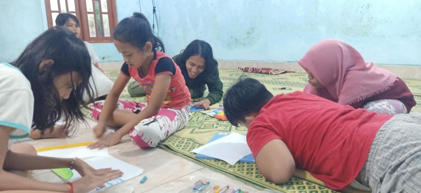 Suasana kegiatan belajar mengajar di lingkungan Kampung Lampion Code.