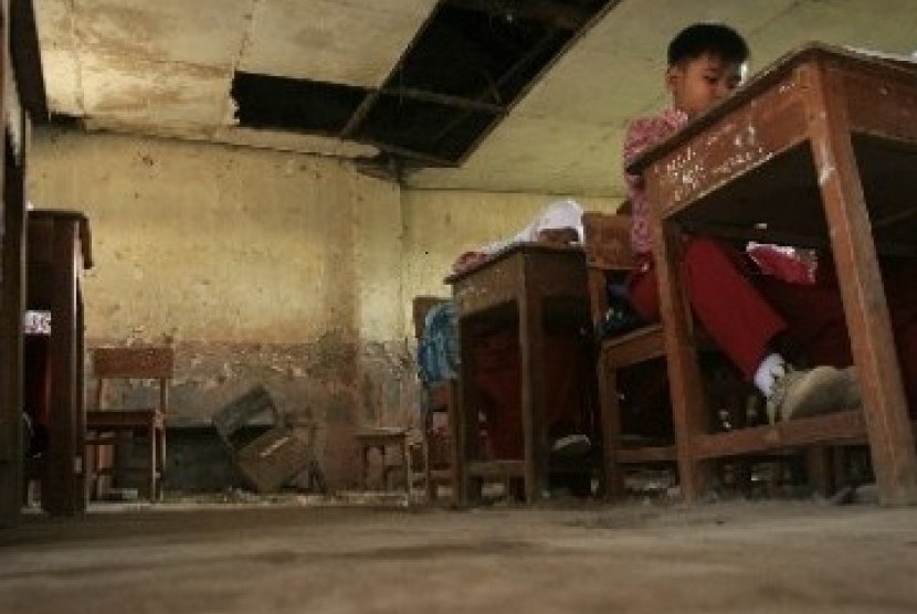 Suasana Kegiatan Belajar Mengajar (KBM) di ruang kelas yang rusak di SDN 2 Larangan, Desa Larangan, Kec. Lohbener, Kab. Indramayu, Jabar.