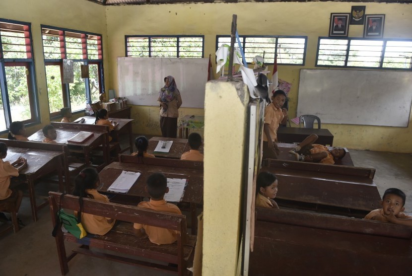 Suasana kegiatan belajar mengajar siswa kelas IV (kiri) dan kelas II SDN 005 Pulau Lengkang, Batam, Rabu (25/5).  (Antara/Puspa Perwitasari)