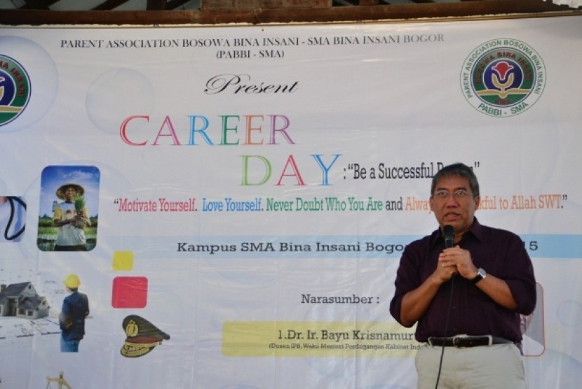 Dr Ir Bayu Krisnamurthi MS (Wakil Menteri Perdagangan Kabinet Indonesia Bersatu II) tengah memotivasi siswa di acara Career Day di SMA Bina Insani Bogor