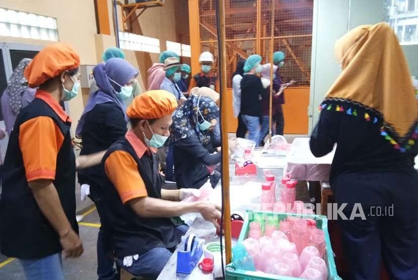 Suasana kegiatan di pabrik plasticware milik PT Trisinar Indopratama (Technoplast) di Cikupa, Tangerang, Banten, Rabu (8/8). Industri plasticware lokal mengeluhkan serbuan produk impor yang tidak terstandarisasi.