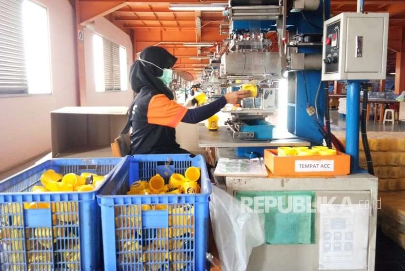 Puluhan Perusahaan di Banten Keberatan dengan UMK 2020. Foto ilustrasi buruh di pabrik.