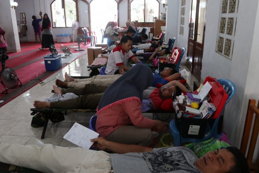 Suasana kegiatan donor darah yang diadakan oleh Perhimpunan Remaja Masjid Al-Hidayah (Prisma)   Depok.  