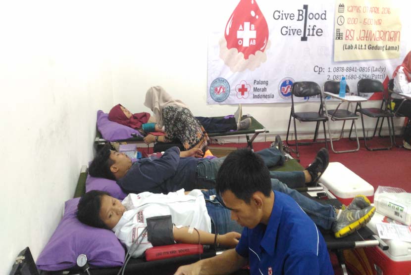 Suasana kegiatan donor darah yang digelar UKM KSR Bina Sarana Informatika di Kampus BSI Jatiwaringin, Jakarta, Kamis (7/4). 