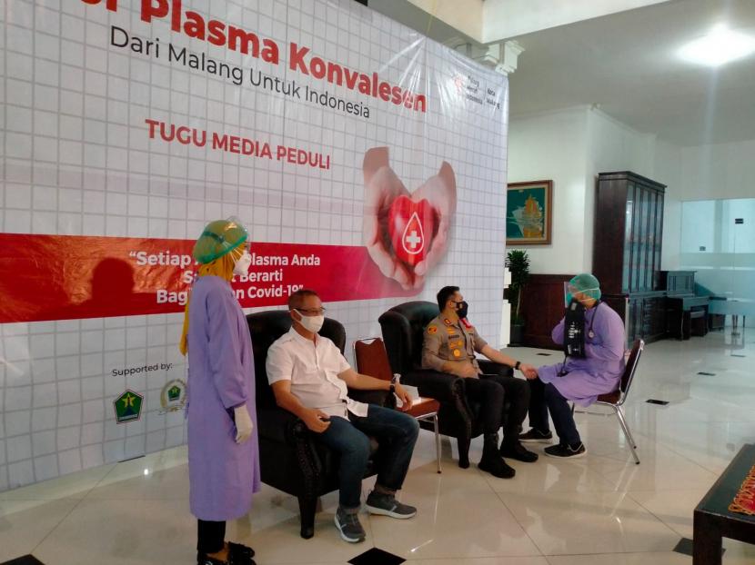 Suasana kegiatan donor plasma konvalesen di Gedung DPRD Kota Malang, Kamis (12/8).