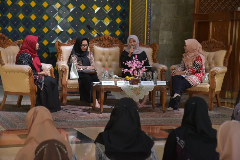 Suasana kegiatan Grand Opening Women Institute Indonesia di Masjid Kampus UGM..