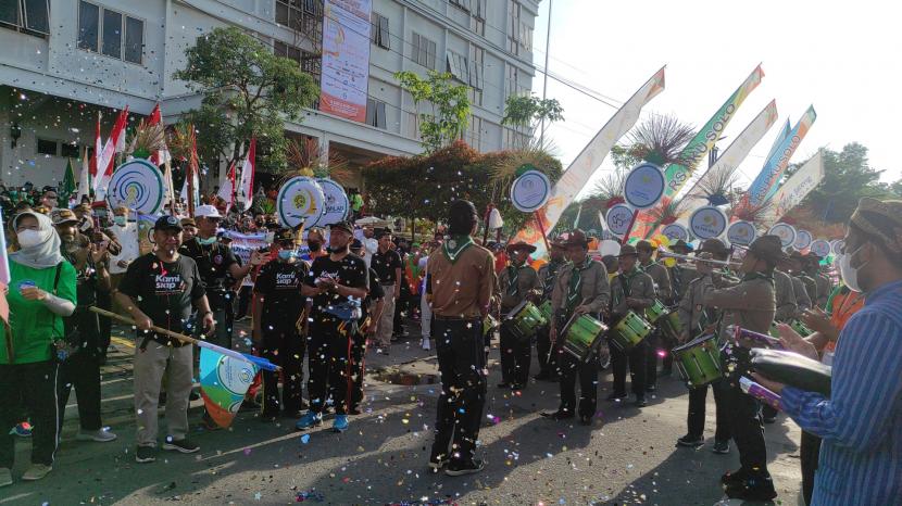 Suasana kegiatan Karnaval Gebyar Muktamar Muhammadiyah bertema Keragaman Budaya Nusantara di Kota Solo.