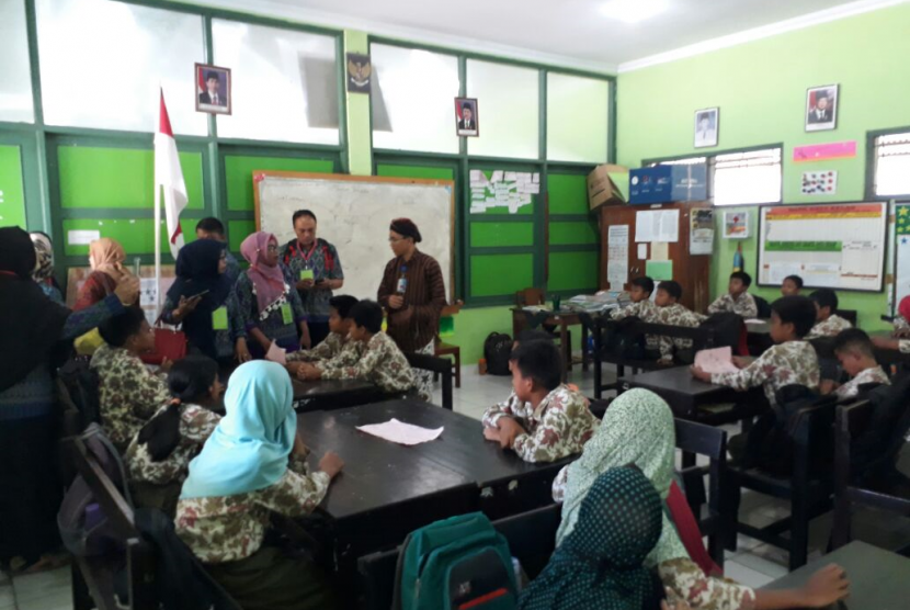 Suasana kelas SD Negeri Karangmloko 2, Sariharjo, Ngaglik, Kabupaten Sleman, Daerah Istimewa Yogyakarta, Kamis (14/9). 