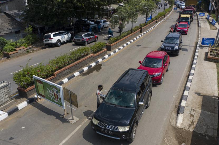 Suasana kemacetan di jalan Raya Pacing Bekasi, Jawa Barat, Sabtu (23/5/2020). Kemacetan tersebut diakibatkan pemeriksaan di pos penyekatan pemudik di perbatasan Bekasi menuju Karawang.