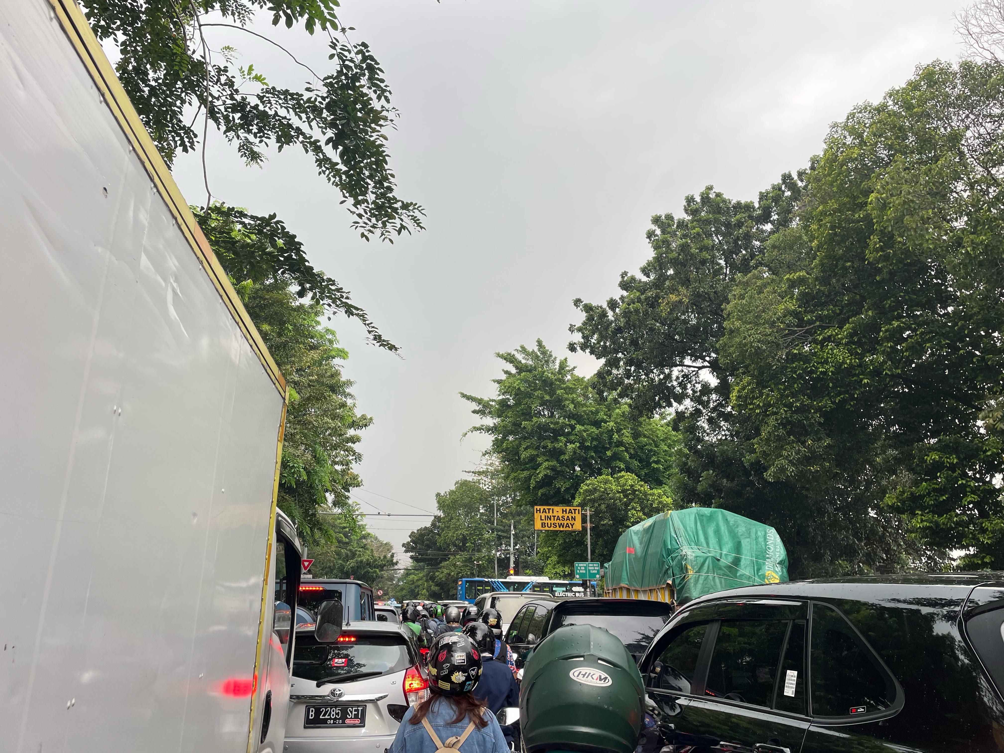 Suasana kemacetan di Jalan TB Simatupang, Jakarta Selatan, Senin (11/8/2025). Kemacetan kini diperparah oleh proyek galian pipa.