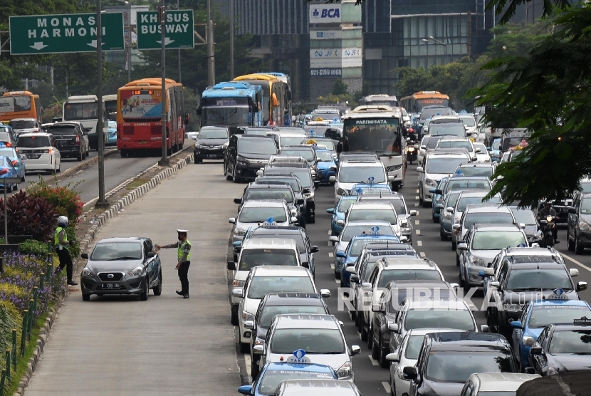   Suasana kemacetan saat uji coba penghapusan 3 in 1 di Jalan Sudirman, Jakarta, Selasa (5/4).  (Republika/Yasin Habibi)
