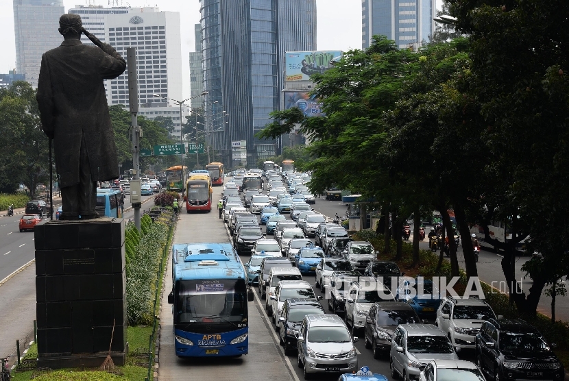   Suasana kemacetan saat uji coba penghapusan 3 in 1 di Jalan Sudirman, Jakarta, Selasa (5/4).  (Republika/Yasin Habibi)