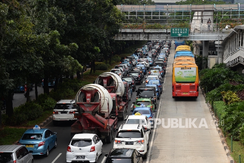 Suasana kemacetan saat uji coba penghapusan 3 in 1 di Jalan Sudirman, Jakarta, Selasa (5/4).  (Republika/Yasin Habibi)