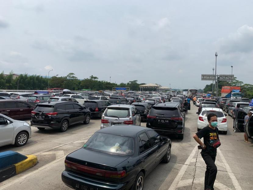 Suasana kemacetan total di KM 70 jalan tol Jakarta-Cikampek, Sabtu (30 April) pukul 12.40 WIB. Sore ini, arus lali lintas sudah mulai lengang.