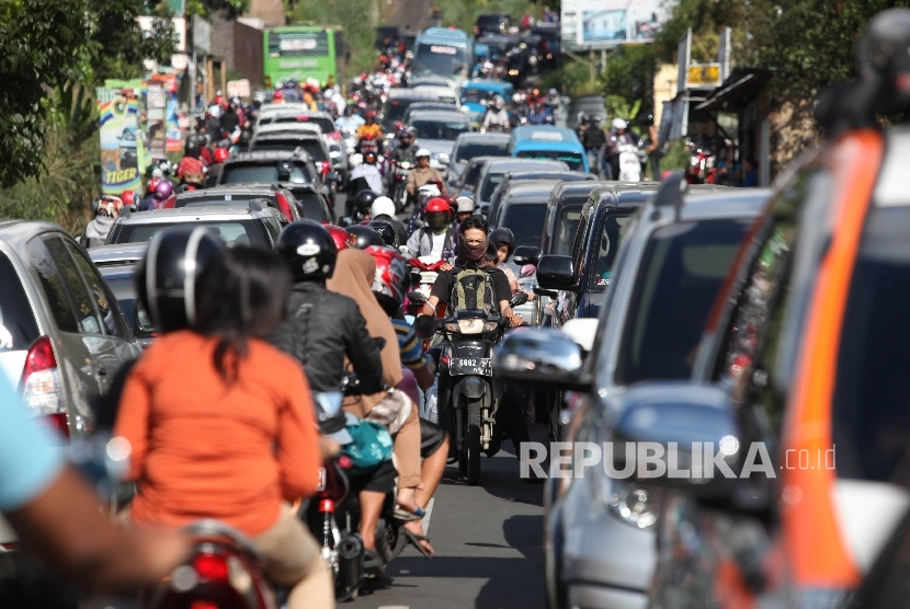 Suasana kendaraan menuju puncak yang terjebak kemacetan di Bogor, Jawa Barat, Jumat (6/5). (Republika/Rakhmawaty La'lang)