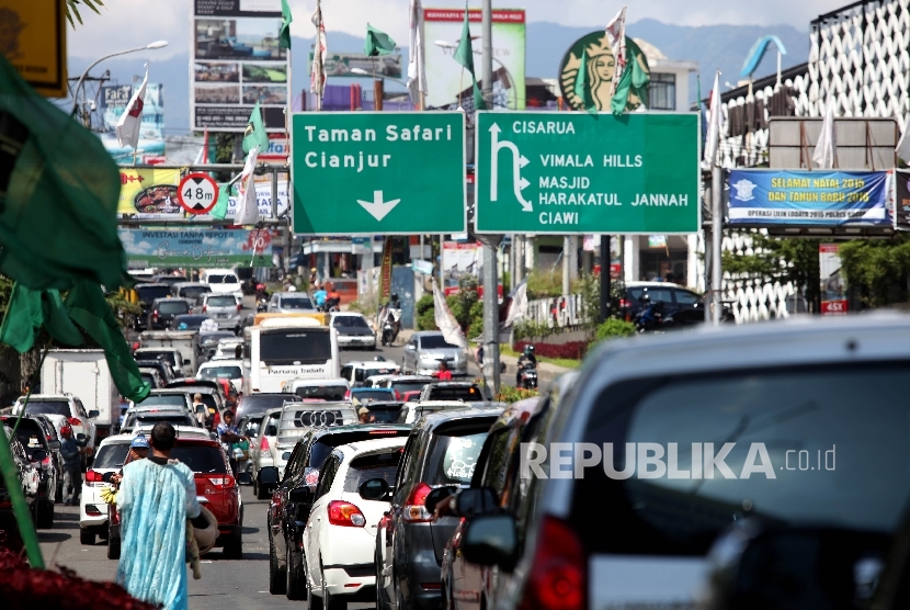 Suasana kendaraan menuju puncak yang terjebak kemacetan di Simpang Gadog, Bogor, Jawa Barat, Jumat (6/5). (Republika/Rakhmawaty La'lang)