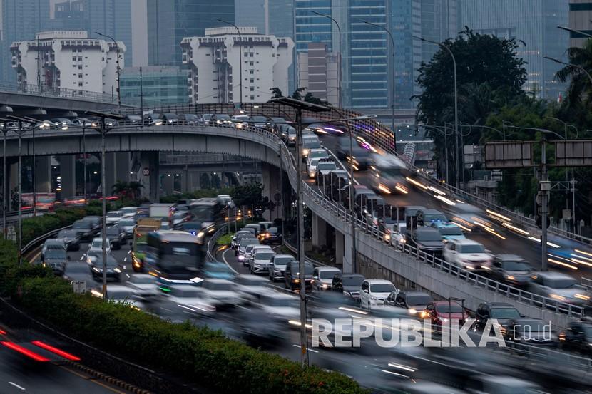 Suasana kendaraan terjebak macet di Jalan Tol Cawang-Grogol, Jakarta Selatan, Jumat (5/6/2020). Pada hari pertama penerapan Pembatasan Sosial Berskala Besar (PSBB) transisi, lalu lintas di sejumlah jalan di DKI Jakarta terpantau padat hingga terjadi kemacetan. 