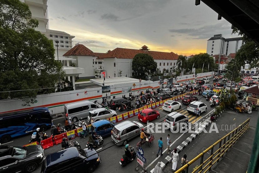 Suasana kepadatan di Kawasan Malioboro, Kota Yogyakarta. 