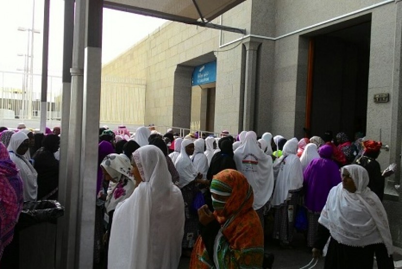 Suasana kepadatan di pintu masuk ruang shalat perempuan di Masjid Quba, Sabtu (19/8) 