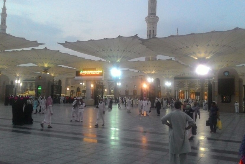 Suasana kepadatan jamaah usai menunaikan shalat shubuh berjamaah di Masjid Nabawi, Madinah.