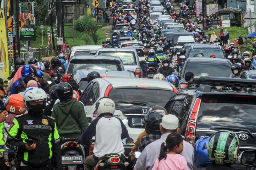 Suasana kepadatan kendaraan di Jalan Raya Puncak, Cisarua, Kabupaten Bogor, ilustrasi