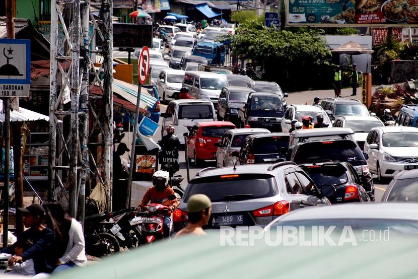 Suasana kepadatan kendaraan di jalur wisata Jalan Raya Puncak, Kabupaten Bogor, Jawa Barat, Sabtu (20/6/2020). Tingginya volume kendaraan wisatawan menuju kawasan wisata Puncak Bogor menyebabkan terjadinya kemacetan di kawasan tersebut. 