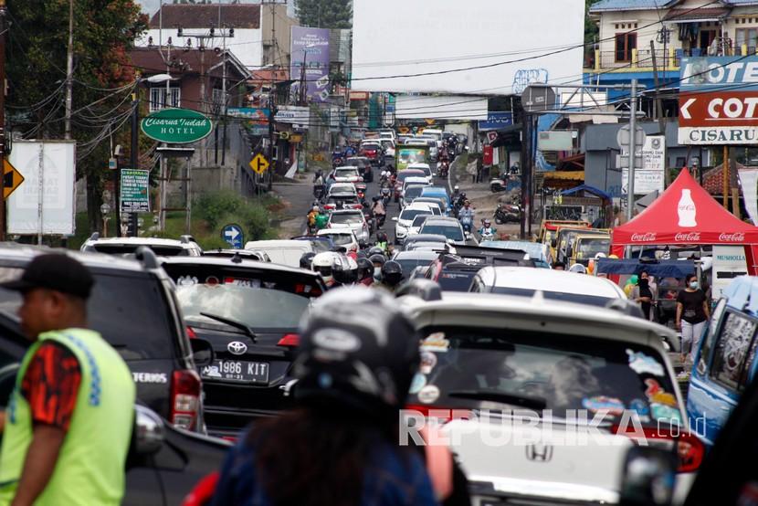 Suasana kepadatan kendaraan di jalur wisata Jalan Raya Puncak, Kabupaten Bogor, Jawa Barat
