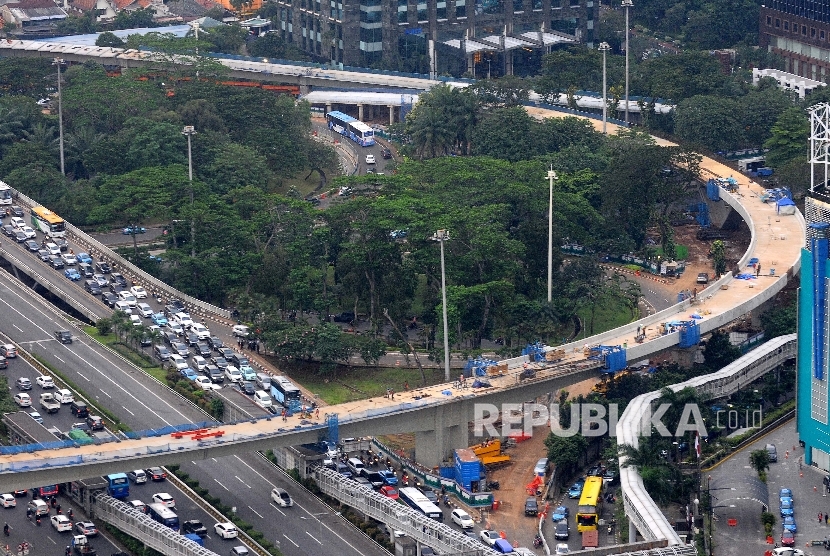  Suasana kepadatan kendaraan di sekitar proyek pembangunan Jalan Layang Simpang Susun Semanggi, Jakarta, Senin (21/3).