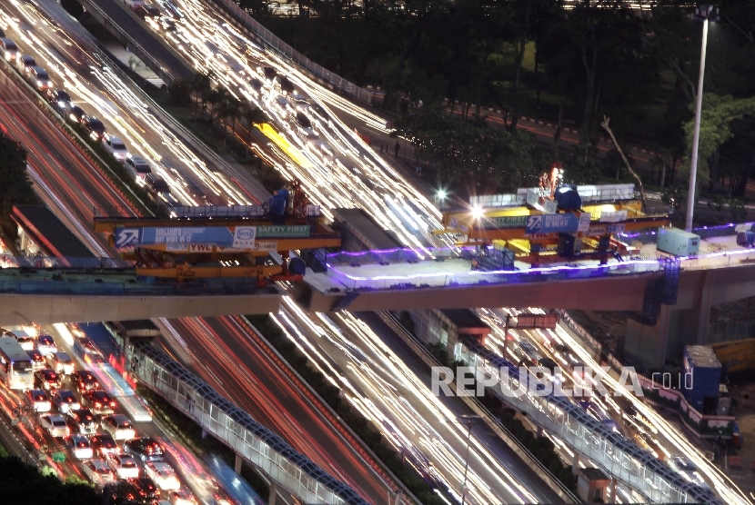 Suasana kepadatan kendaraan di sekitar proyek pembangunan Jalan Layang Simpang Susun Semanggi, Jakarta, Jumat (10/3) malam. Proyek yang merupakan salah satu upaya untuk mengurai kemacetan Ibukota dan menelan biaya sebesar Rp360 miliar ini telah rampung 63 