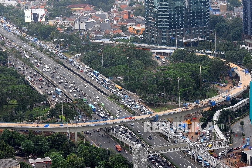 Suasana kepadatan kendaraan di sekitar proyek pembangunan Jalan Layang Simpang Susun Semanggi, Jakarta, Senin (21/3).