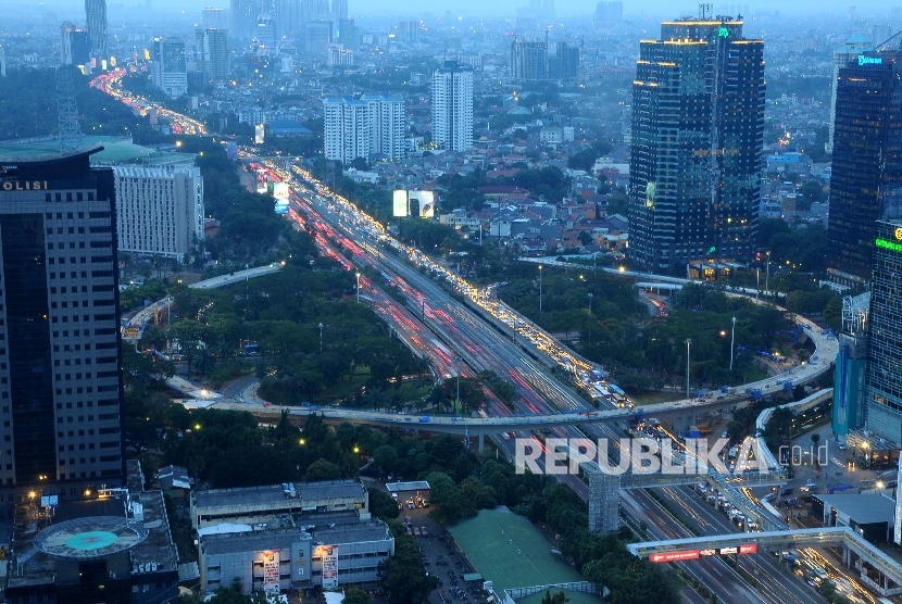 Suasana kepadatan kendaraan di sekitar proyek pembangunan Jalan Layang Simpang Susun Semanggi, Jakarta, Senin (21/3).