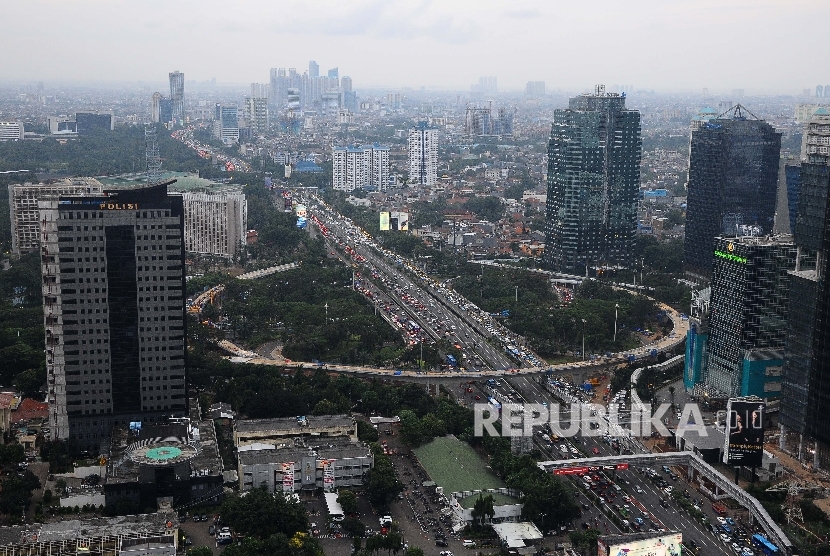 Suasana kepadatan kendaraan di sekitar proyek pembangunan Jalan Layang Simpang Susun Semanggi, Jakarta, Senin (21/3).