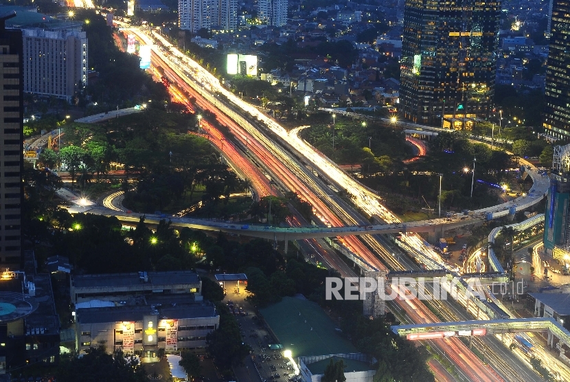 Suasana kepadatan kendaraan di sekitar proyek pembangunan Jalan Layang Simpang Susun Semanggi, Jakarta, Senin (21/3). 