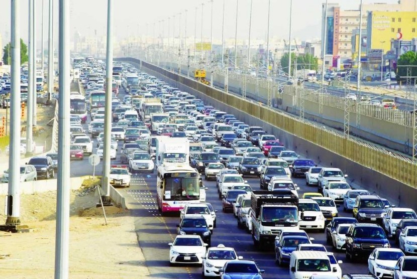 Suasana kepadatan lalu lintas di jalan raya Haramain, Jeddah. 