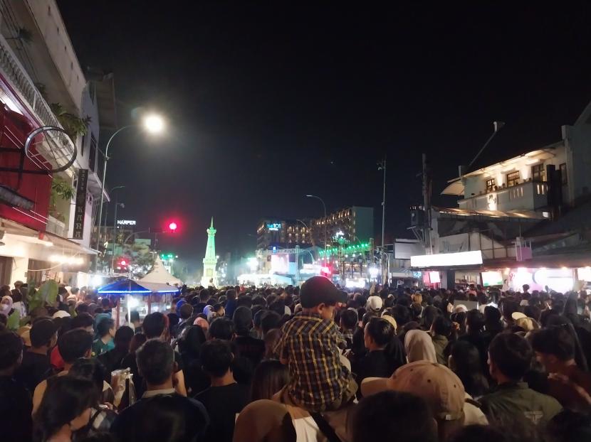   Suasana kepadatan puncak perayaan HUT Kota Yogyakarta ke-267 di sekitaran Tugu Yogyakarta, Sabtu (7/10/2023) malam.