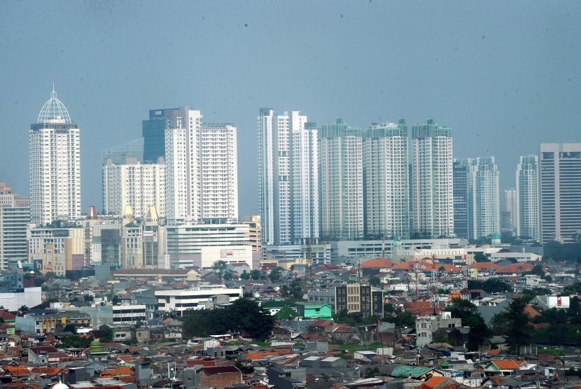 Suasana kepadatan pusat kota terlihat dari ketinggian gedung daerah Slipi, Jakarta Barat, Senin (18/5).