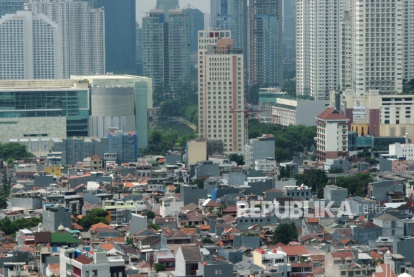 Suasana kepadatan rumah tampak dari ketinggian di kawasan Jakarta Pusat. Legislator minta Pemprov DKI menyediakan hunian untuk warga terdampak aturan.