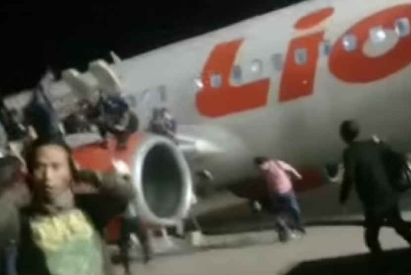 Suasana kepanikan saat para penumpang memaksa turun dari pesawat Lion Air karena adanya candaan salah seorang penumpang di Pontianak, Kalbar, Senin (28/5).