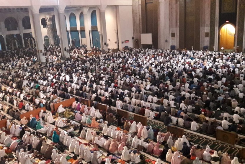 Suasana keramaian jamaah di Masjid Agung Surabaya.