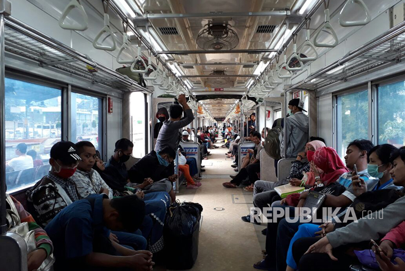 Suasana kereta api commuter line tujuan Tangerang, Senin (3/4).