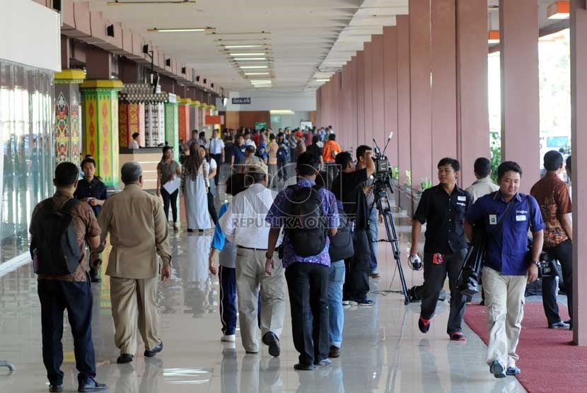   Suasana kesibukan penumpang dan pengantar di Bandara Halim Perdanakusuma, Jakarta, Jumat (10/1).    (Republika/Aditya Pradana Putra)