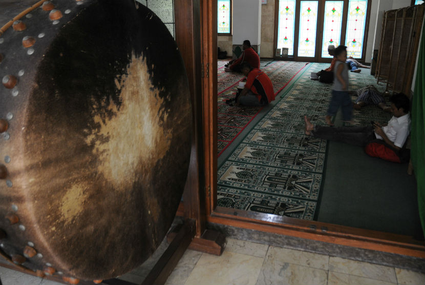  Suasana kesibukan umat Islam pada bulan suci Ramadhan di Masjid As Salafiyah atau biasa disebut juga dengan Masjid Pangeran Jayakarta, Jalan Jatinegara Kaum, Jakarta Timur, Senin (30/7). (Aditya Pradana Putra/Republika)