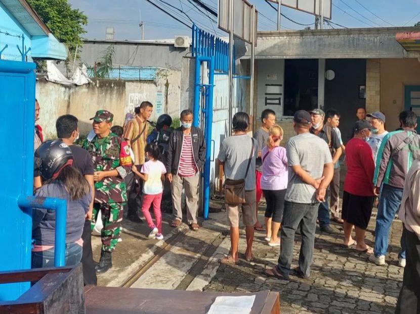 Suasana ketika Polsek Cibinong dan Babhinkamtibmas Ciriung mengamankan kejadian pelarangan siswa sekolah di Sekolah Eka Wijaya, Cibinong, Kabupaten Bogor, Kamis (14/7). 