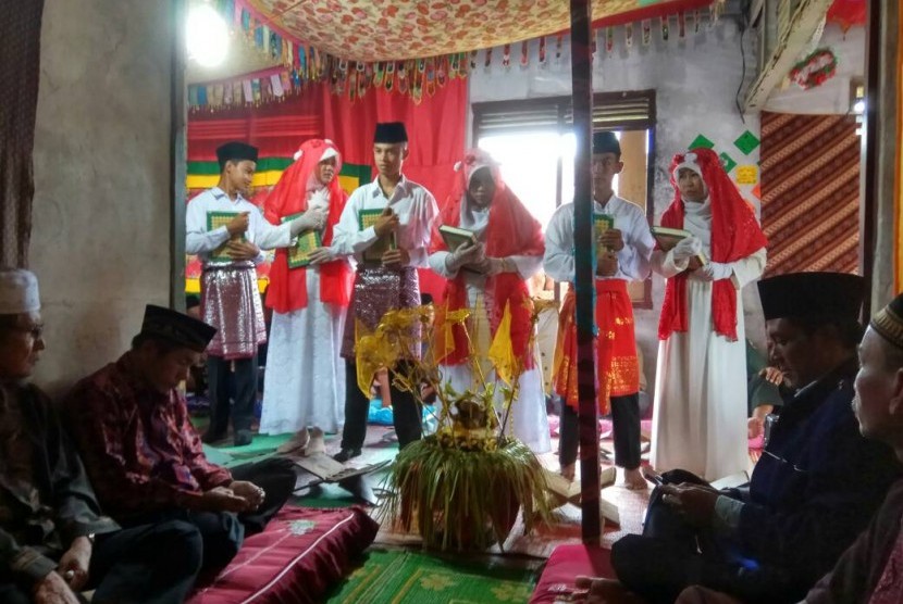 Suasana khataman Al Quran siswa MTs Darul Muta'allimin  Pulau Tello, Nias Selatan.