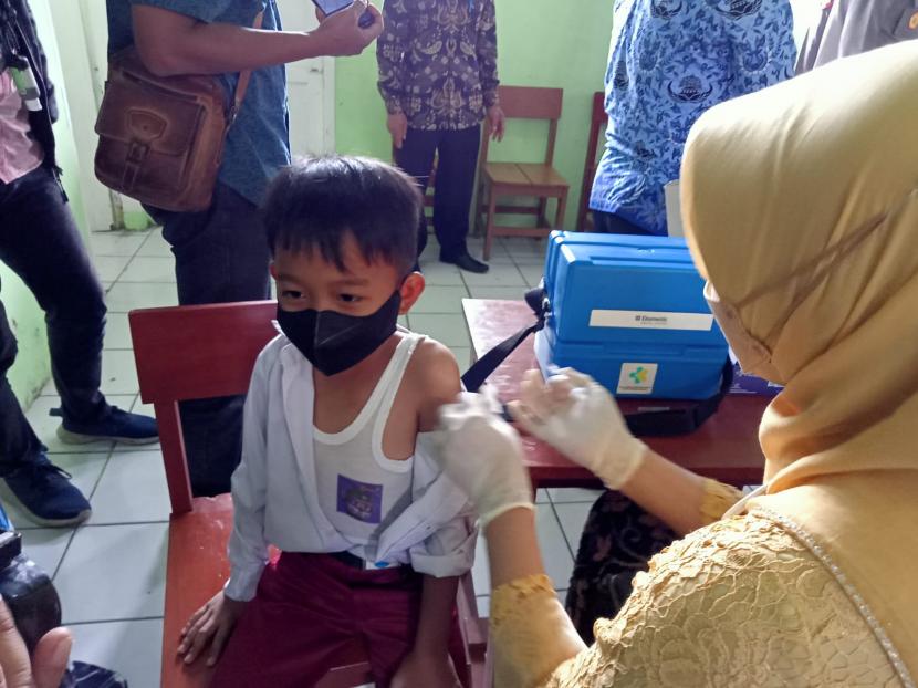 Suasana kick off vaksinasi Covid-19 bagi anak usia 6-11 tahun di MIN Kota Sukabumi, Rabu (22/11).