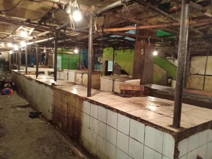 Suasana kios daging di Pasar Kranji Baru, Kecamatan Bekasi Barat, Kota Bekasi, Rabu (20/1).  