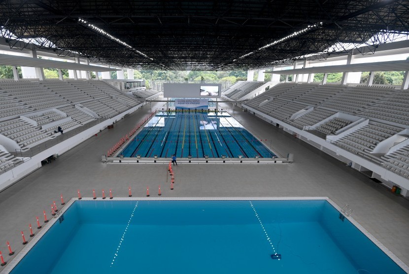 Suasana kolam renang dan kolam loncat indah Stadion Akuatik di kompleks Gelora Bung Karno, Jakarta.