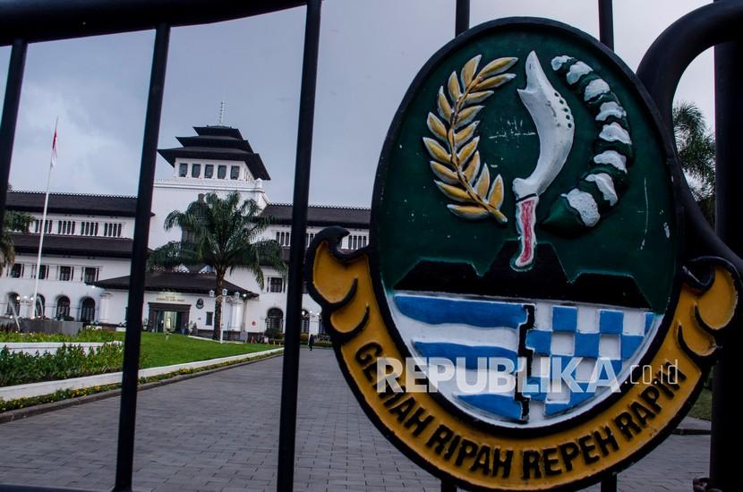 Suasana kompleks Gedung Sate yang ditutup sementara di Bandung, Gedung Sate ditutup sementara setelah terdapat 38 orang di Gedung DPRD Jabar yang terpapar virus Covid-19. (ilustrasi)
