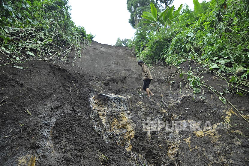 Suasana kondisi hulu sungai Cikamiri yang rusak akibat hujan deras di Pasirwangi, Kabupaten Garut. Salah satu pemicu banjir bandang di Kabupaten Garut dikarenakan area hulu sungai Cikamiri rusak terkena longsor sertt alih fungsi lahan konservasi menjadi pe