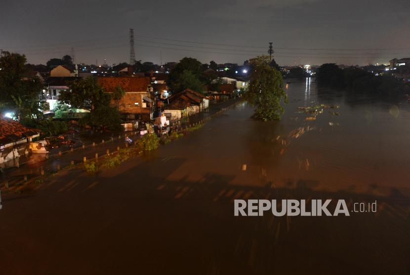 Suasana kondisi Kali Ciliwung di kawasan Cililitan, Jakarta, Senin (5/2) malam. Banjir yang merendam kawasan tersebut akibat luapan Kali Ciliwung yang merupakan kiriman dari Bendung Katulampa, Bogor. 
